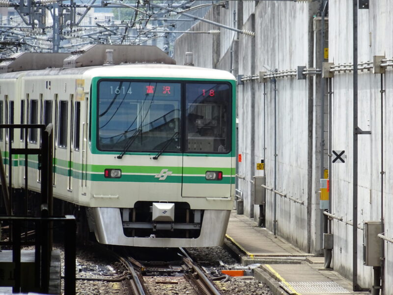 泉中央駅を出発する地下鉄