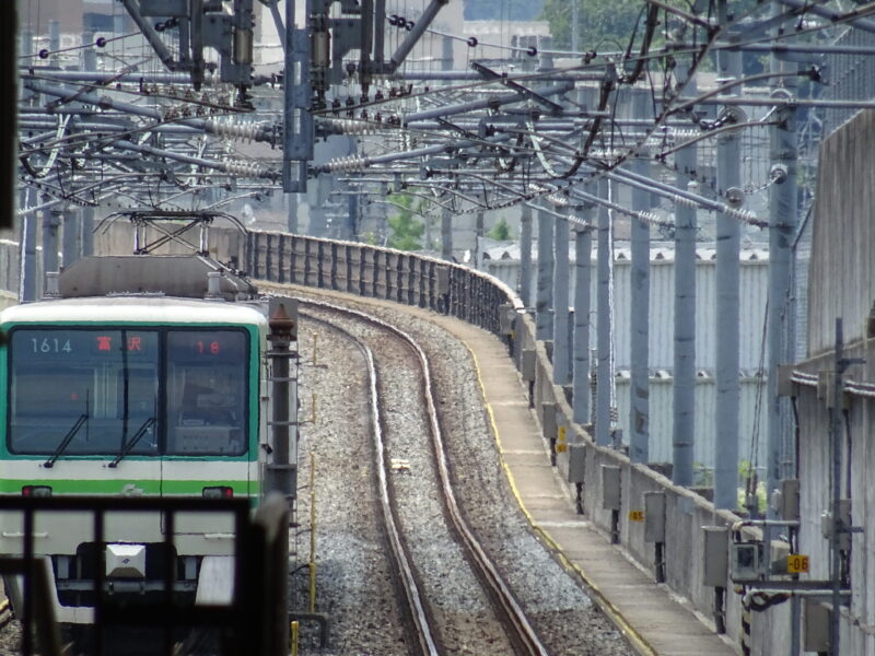 泉中央駅を出発する地下鉄