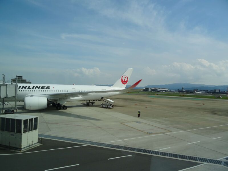 福岡空港に駐機中のJAL機