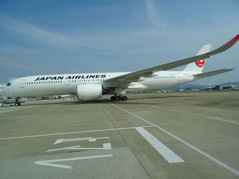 福岡空港のIBEXが駐機している所までバスで向かう