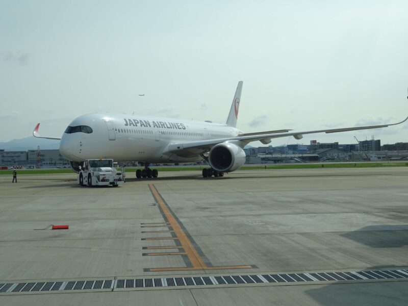 福岡空港のIBEXが駐機している所までバスで向かう