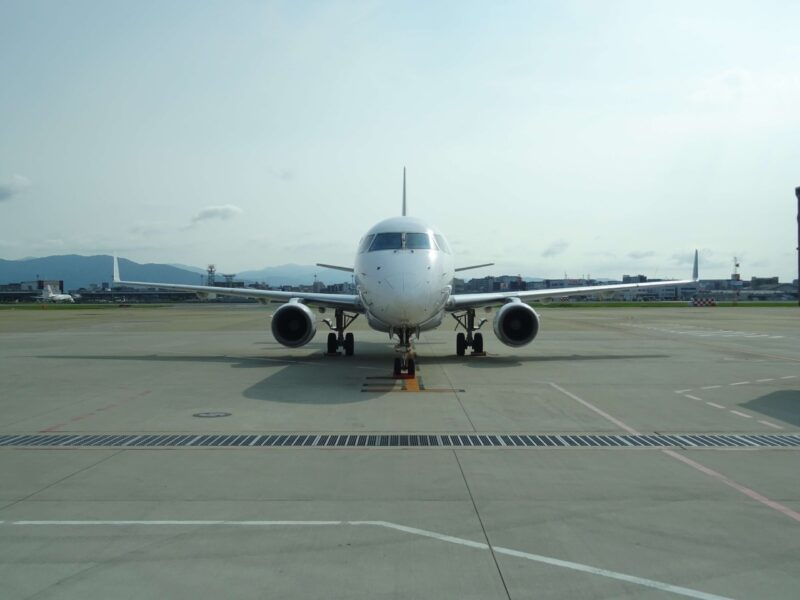 福岡空港のIBEXが駐機している所までバスで向かう