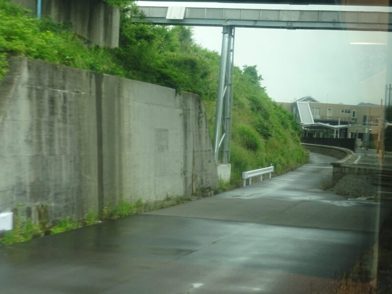 間もなく大野駅に到着する常磐線普通列車