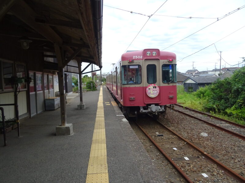 外川駅に停車中の銚子電鉄の車両