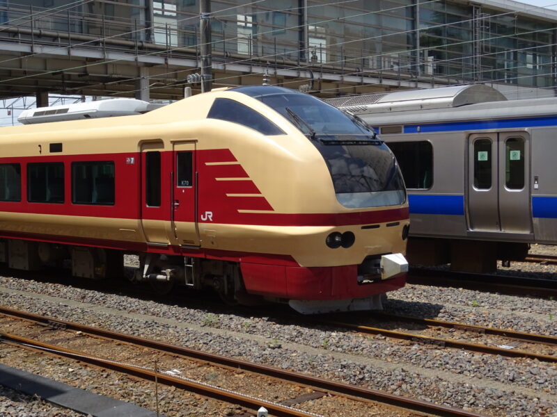 勝田駅に停車中の国鉄色E653系