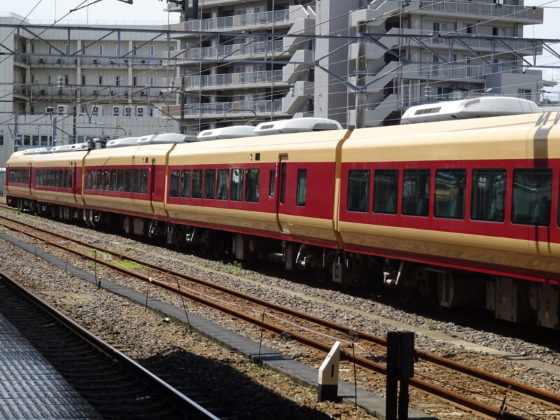 勝田駅に停車中の国鉄色E653系