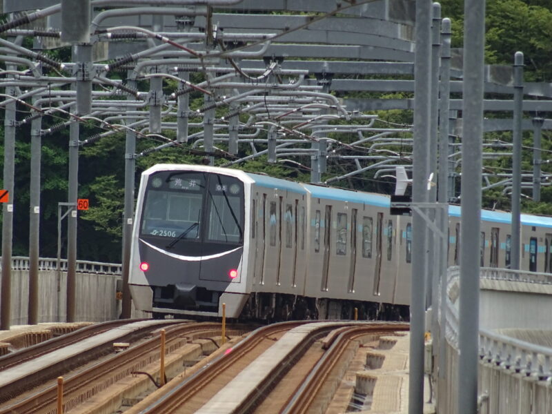 仙台駅方面に走行する仙台市地下鉄