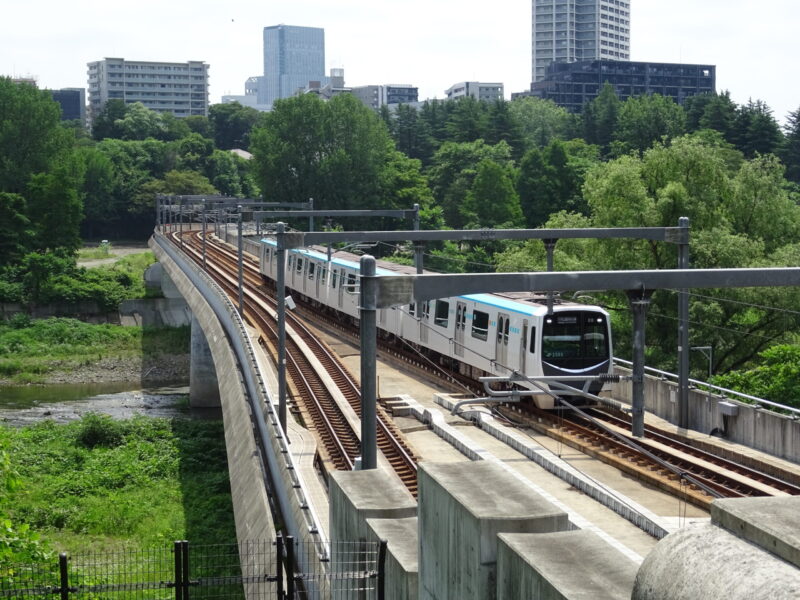 国際センター駅に到着する仙台地下鉄