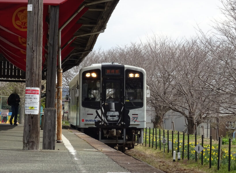 気賀駅に到着するスズキのラッピング列車
