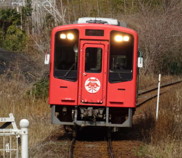 東都筑駅に到着する天浜線の列車