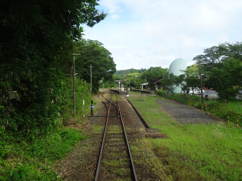 上総中野駅を出発するいすみ鉄道の列車