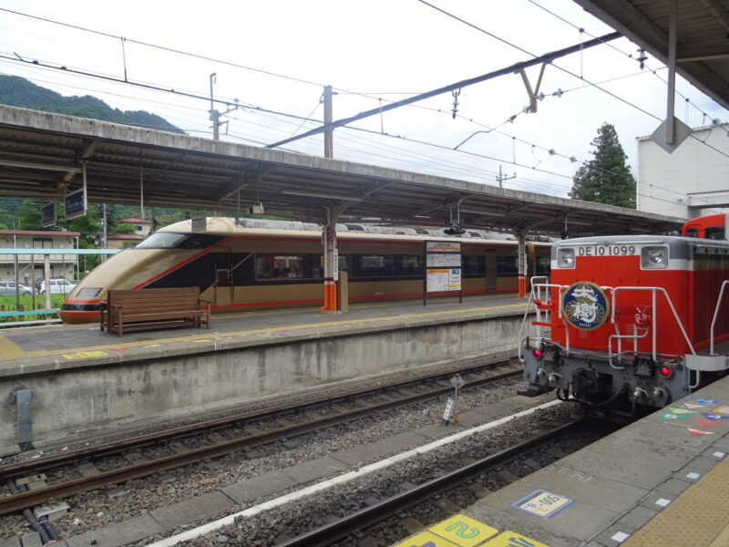 DL機関車と特急スペーシア