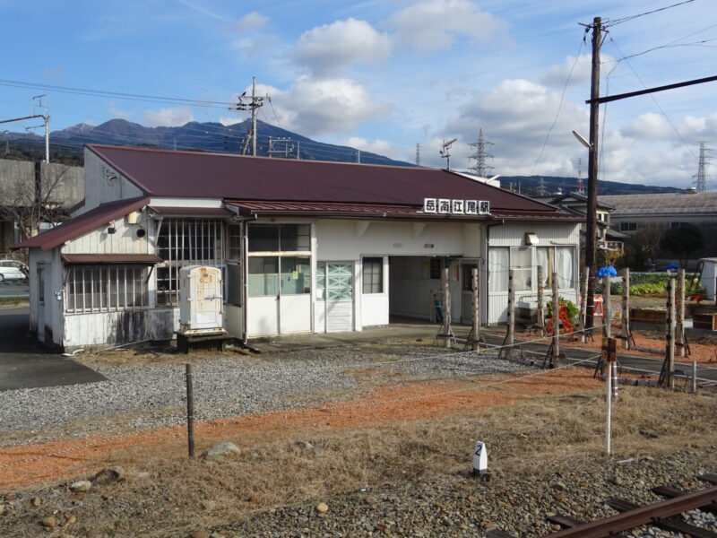 岳南江尾駅の駅舎（ホーム側）