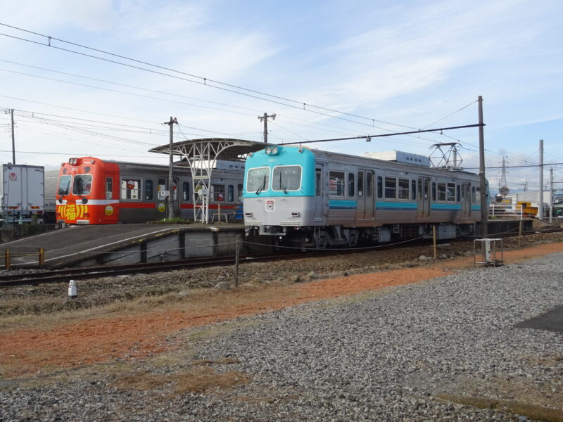 岳南江尾駅に停車中の電車