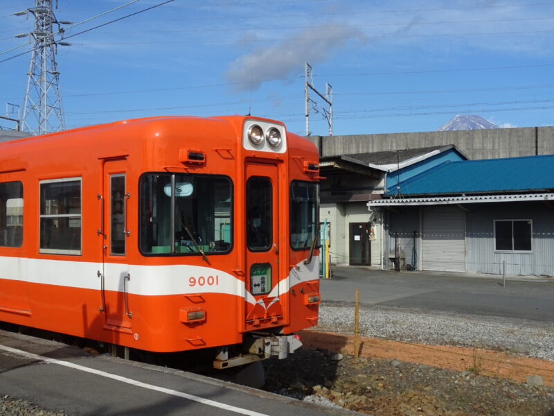 岳南江尾駅に停車中の９０００形