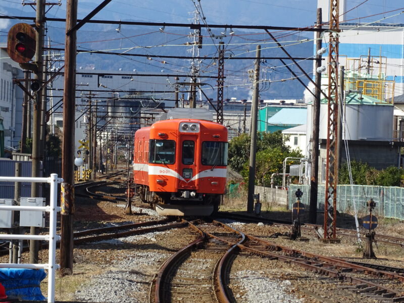 岳南富士岡駅を出発する岳南電車