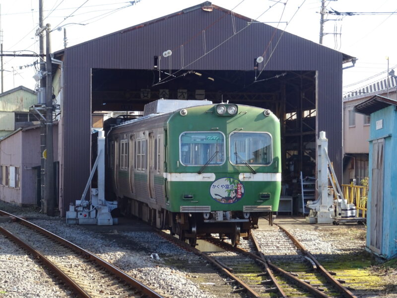 岳南富士岡駅に隣接する車庫に止まっている「かぐや姫」塗装した車両