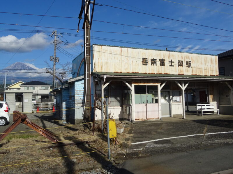岳南富士岡駅の駅舎（ホーム側）