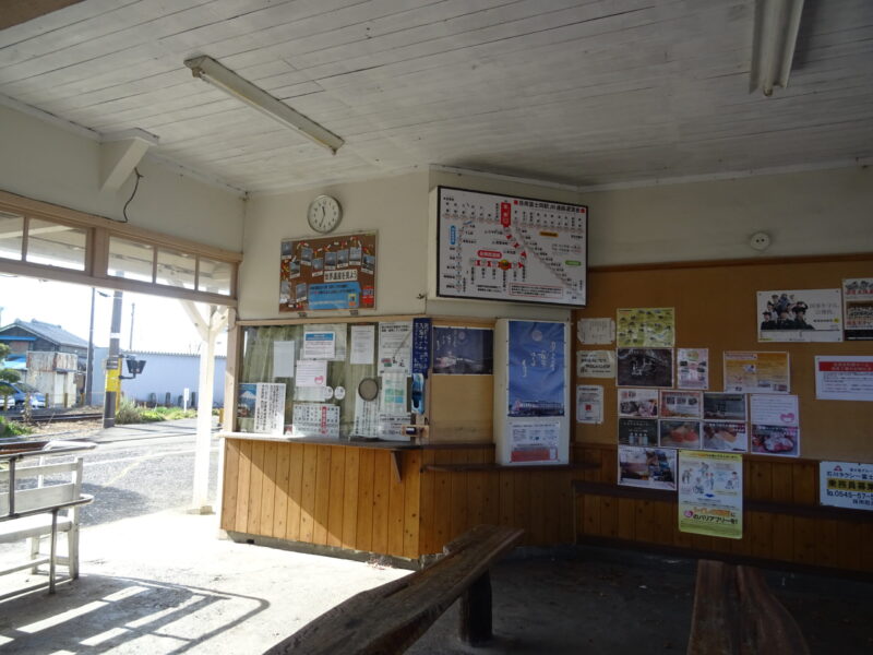 岳南富士岡駅の駅舎内