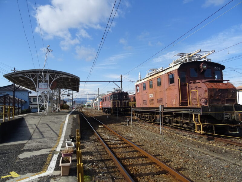 岳南富士岡駅にある岳南電車・機関車の縦列停車