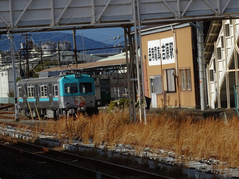 岳南鉄道の電車とホーム（吉原駅）