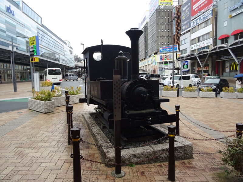 熱海駅前に展示されている蒸気機関車