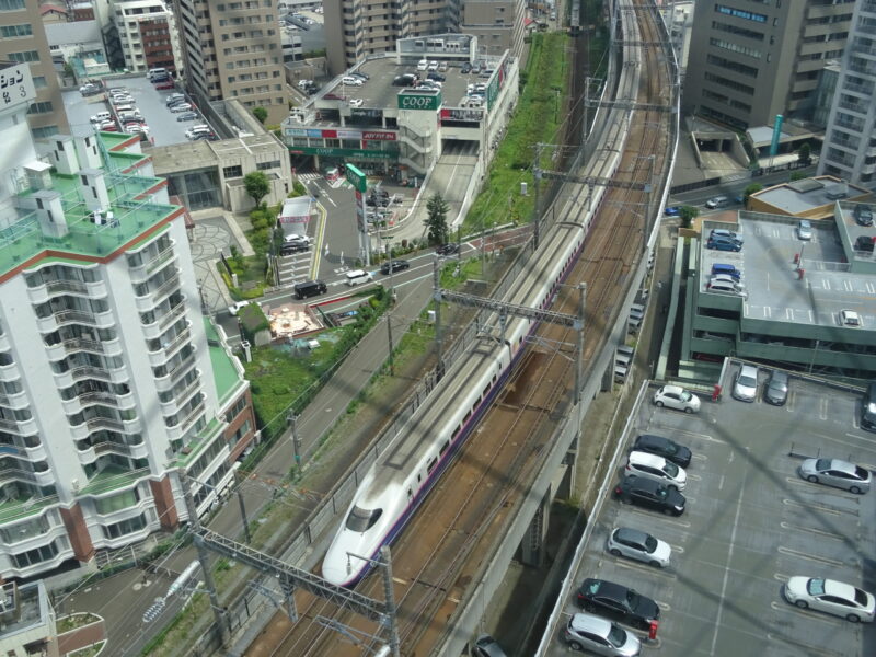 東北新幹線を走行するE2系