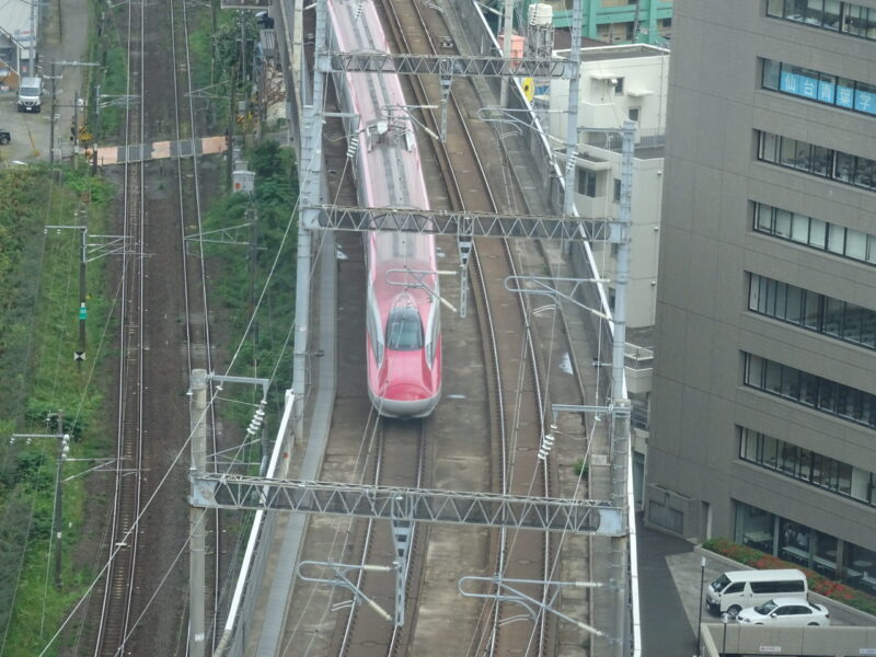 ホテルのすぐ近くを走る東北新幹線