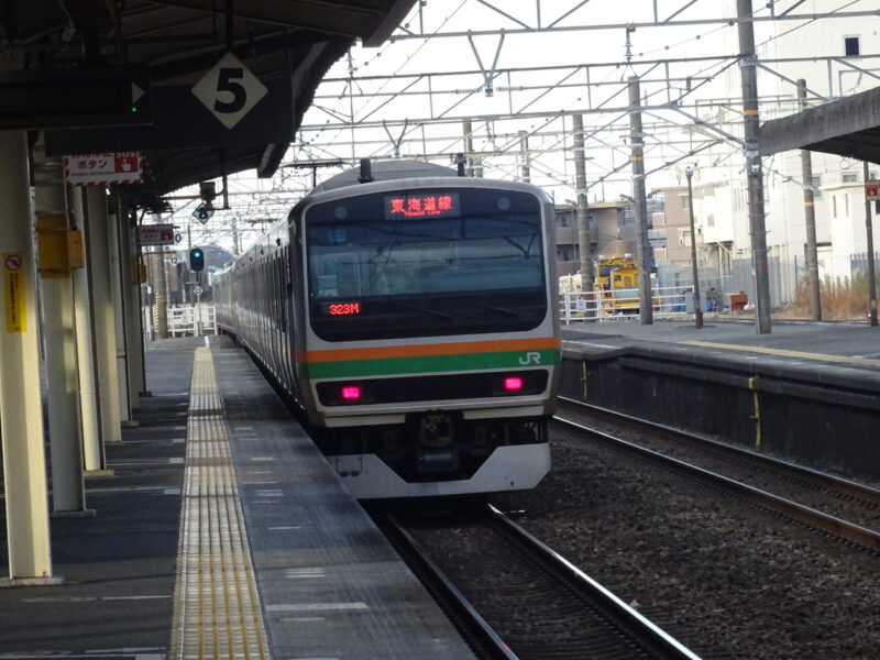 三島駅でE231系沼津行きを見る