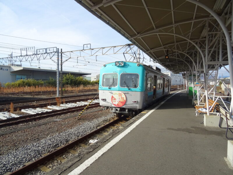 吉原駅に停車中の岳南電車