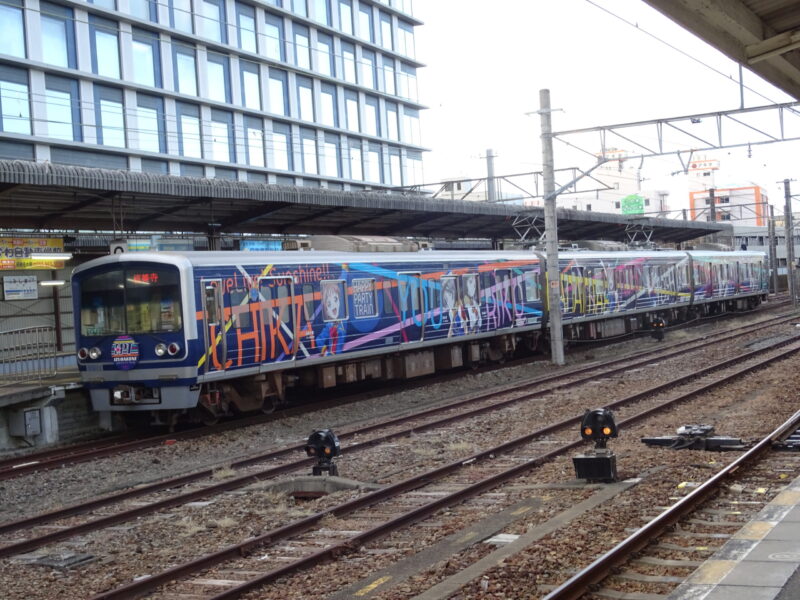 ＪＲ三島駅のホームからHAPPY PARTY TRAINを見る