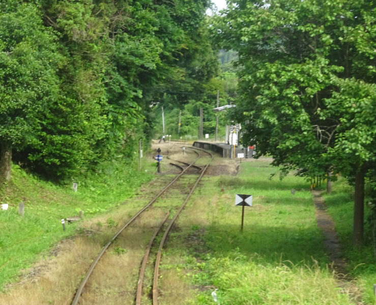 上総中野駅を出発するいすみ鉄道の列車