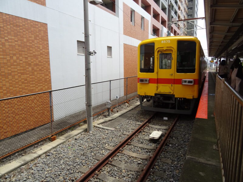 亀戸駅に停車中の黄色列車