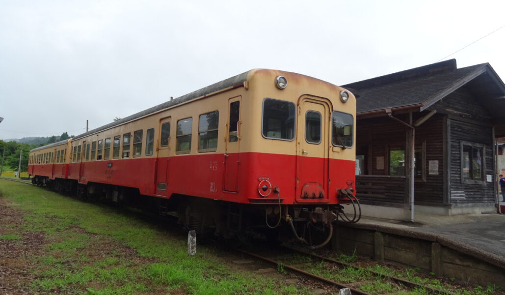 上総中野駅に停車中の小湊鐵道の列車