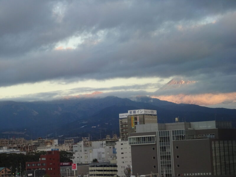 三島駅前から見える富士山