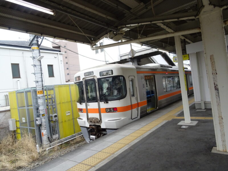 西富士宮駅に停車中の列車