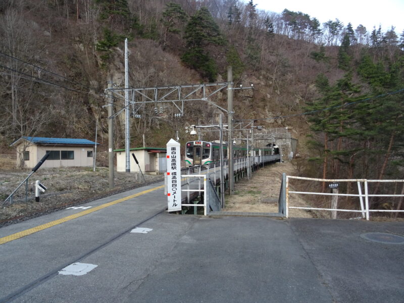 面白山高原駅から発車する列車