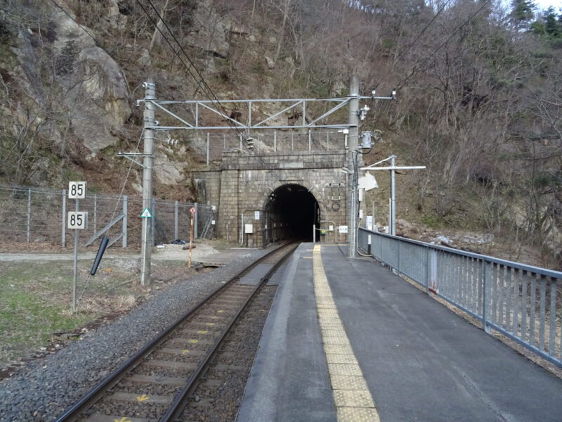 面白山高原駅のホームを仙台側に見る