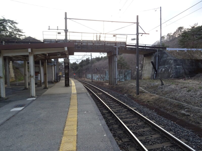 面白山高原駅のホームを山形側に見る