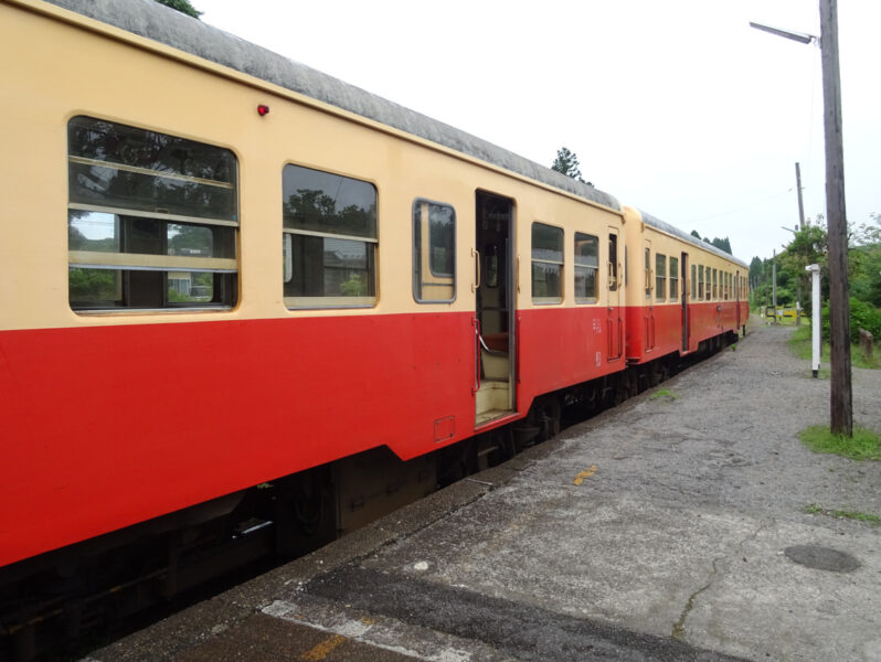 ドアが開いている小湊鐵道の列車