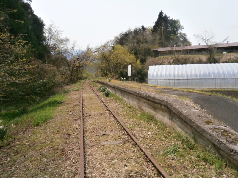 倉吉線泰久寺駅と線路