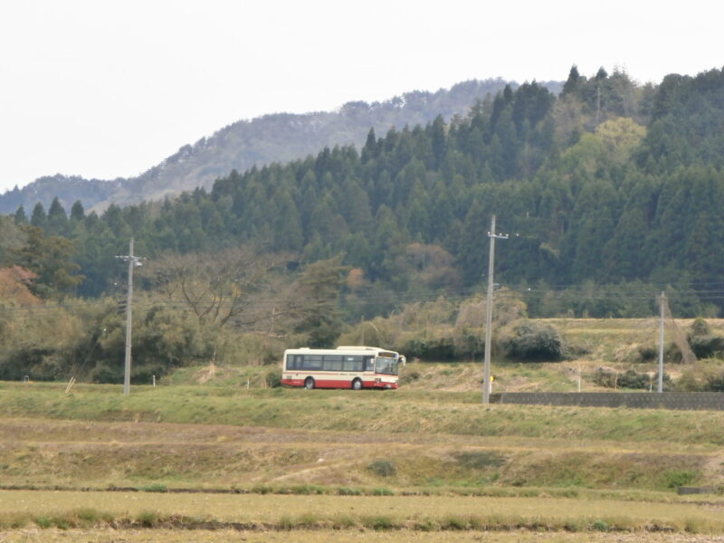 倉吉線の山守駅近くをはしる日本交通のバス