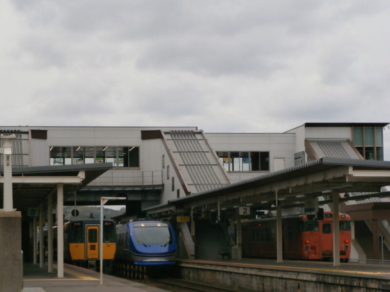 山陰本線倉吉駅に停車中の列車