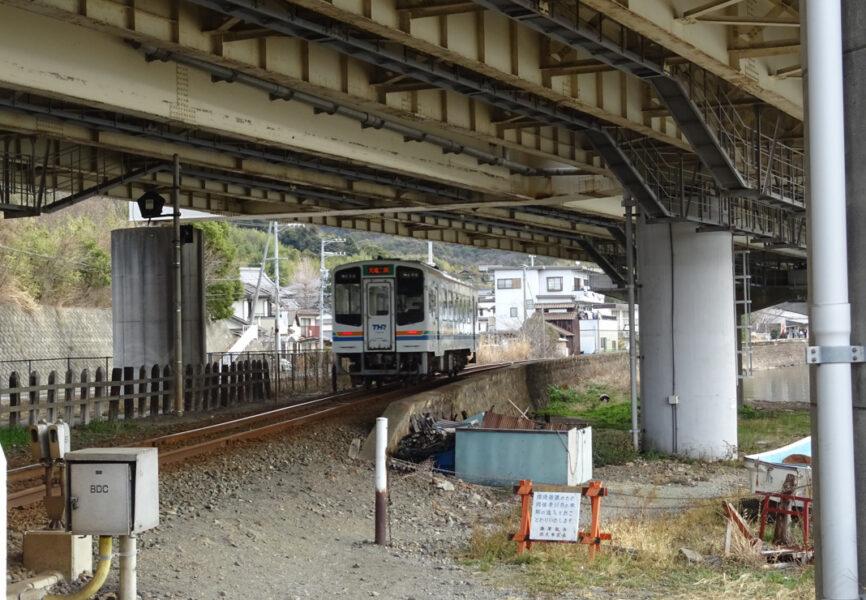 目の前を通過する天浜線の列車