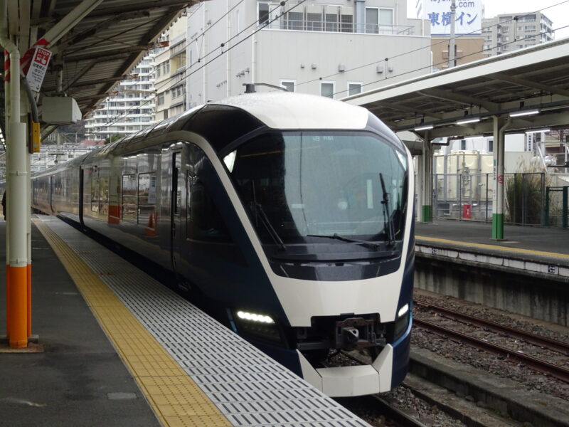 熱海駅に停車するサフィール踊り子