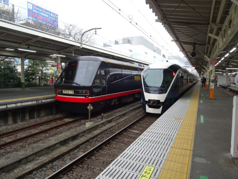 熱海駅に停車中のサフィール踊り子と黒船電車