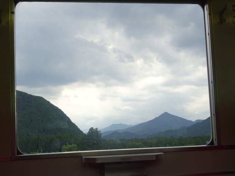 東武鉄道の車内から山が見える