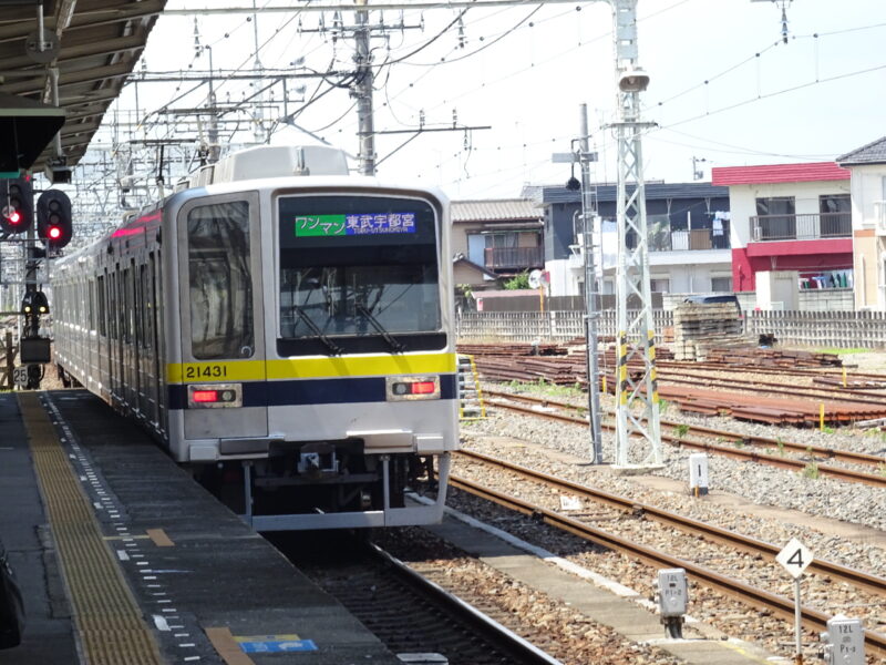 新栃木駅を発車する東武宇都宮駅行きの列車