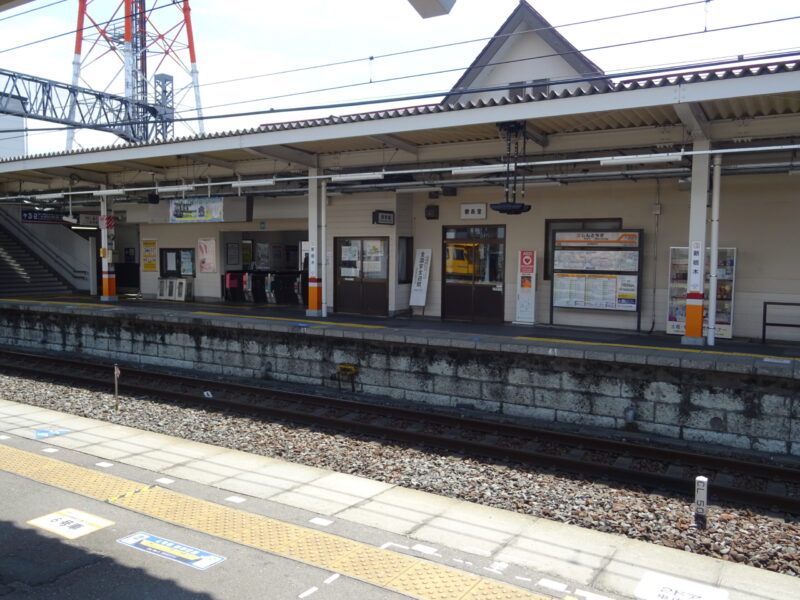 新栃木駅の駅舎をホームから