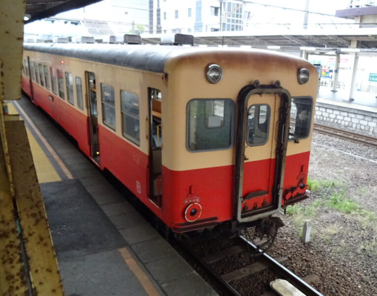 五井駅に停車中の小湊鐵道の列車